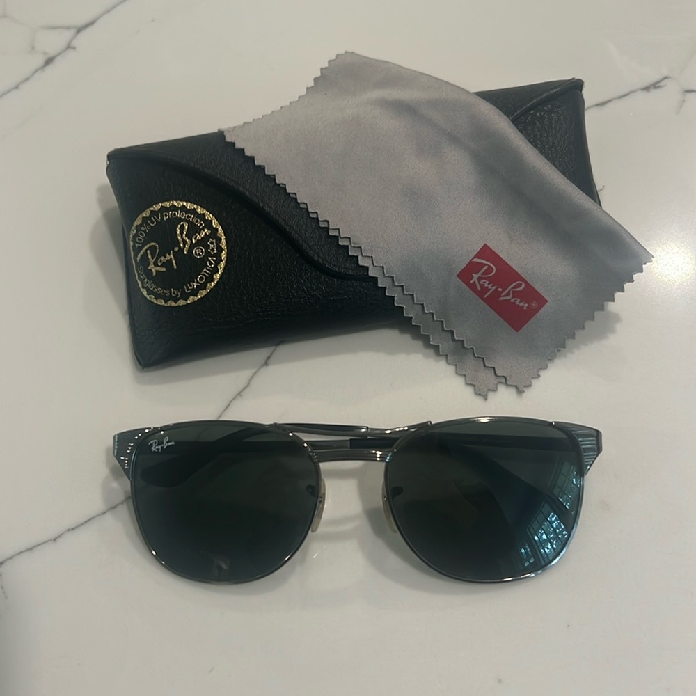 Ray-Bans black and silver aviator-like frame
